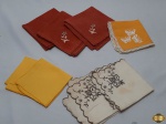 Lote de 8 Guardanapos de Pano. Composto por diversos tamanhos, tecidos e desenhos. Medindo o vermelho : 33 X 31 CM.