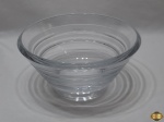 Fruteira, centro de mesa em grosso cristal moldado, assinado Kate Spade New York. Medindo 23cm de diâmetro x 22cm de altura. Com um levíssimo bicado na lateral.