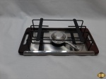 Rechaud em ferro com fogareiro e bandeja em aço inox. Medindo 29cm x 20,5cm x 9,5cm de altura.