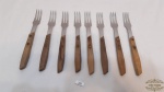 8 Garfos em aço inox mudial com cabo em madeira. Medidas: 20cm de comprimento , 8 garfos, inox mundil.