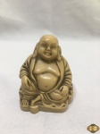 Enfeite de Buda sentado em resina. Medindo 8,5cm de altura.