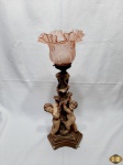 Abajur com coluna de gesso com querubins e cúpula em vidro rosa fosco com babados. Medindo 51,5cm de altura. Com leves bicados na base, necessita refazer a fiação.