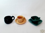 Lote 3 Xicaras de Chá em  ceramica vitrificada  Coloridas. Medida:7 cm x 5 cm, pires 12 cm