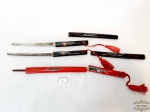 Lote 3 adagas  Abridores de Cartas com base em madeira Oriental.Medida 19 cm de comprimento