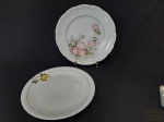 Lote 2 Pratos Rasos Decorativos em Porcelana Floral. Medida: 25 cm de diametro