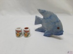 Lote composto de 2 pequenos castiçais em porcelana alemã e enfeite de peixe em pedra. Medindo o peixe 9cm de altura.