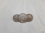 Broche feito a partir de moedas bolivianas datadas de 1892. Medindo 5,5cm de comprimento.
