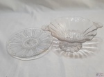 Lote composto de pequena fruteira e prato de sobremesa em vidro moldado. Medindo a fruteira 15,5cm de diâmetro x 7,5cm de altura.