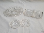 Lote composto de 2 salvas em cristal lapidado, 1 petisqueira oval em vidro moldado e uma petisqueira retangular com 2 divisões em vidro moldado. Medindo a petisqueira oval 20cm x 15,5cm.