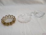 Lote composto de petisqueira em cristal lapidado, enfeite em vidro moldado e cinzeiro em vidro moldado. Medindo a petisqueira 14cm de diâmetro x 3cm de altura.