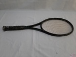 Raquete de tênis Dunlop Max Impact Series. Medindo 68,5cm de comprimento.