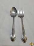 Lote composto de garfo de servir peixe e colher de arroz em aço inox. Medindo a colher 21cm de comprimento.
