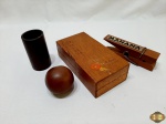 Lote diverso, composto de prendedor papel, caixa retangular, bola decorativa e porta trecos em madeira. Medindo a caixa 18,5cm x 9,5cm x 5,5cm de altura.