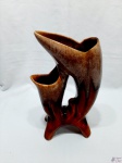 Vaso floreira duplo em cerâmica vitrificada. Medindo 32cm de altura.