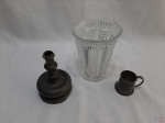 Lote composto de vaso floreira em vidro moldado, canecaquinha em estanho e castiçal em estanho. Medindo o vaso 12cm de diâmetro x 16cm de altura.