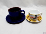 Lote composto de xícara de consume e xícara de café com leite em porcelana. Medindo a xícara de consume 11cm de diâmetro x 8,5cm de altura.