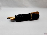 Caixa em resina na forma de caneta tinteiro da Parker. Medindo 36,5cm de comprimento x 9,5cm de altura.