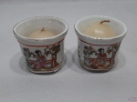 Par de castiçais em porcelana oriental com pintura de gueixas e velas bolinha. Medindo 7cm de diâmetro x 6,5cm de altura.