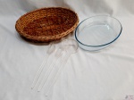 Lote composto de par de talher de salada, concha de feijão, pirex oval em vidro e cesta em ratam. Medindo a cesta 42cm x 32,5cm. O pirex possui um bicado na borda.