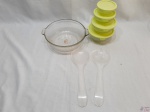 Lote composto de 4 potes em vidro com tampa, par de talher de salada em acrílico e travessa redonda funda em vidro. Medindo a travessa 22cm de diâmetro x 7,5cm de altura.