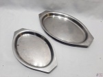 Jogo de 2 bandejas ovais em aço inox Luzalite. Medindo 39cm; 30,5cm de comprimento respectivamente.