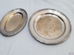 Lote de 2 travessas, sedo uma oval e uma redonda em prata 90 Fracalanza, modelo X. Medindo o redondo 30,5cm de diâmetro.