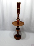 Enorme castiçal em latão ricamente trabalhado com bobèche cinzelada. Medindo 76,5cm de altura x 25,5cm de diâmetro de bobèche x 6cm de diâmetro de boca.