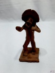 Escultura de nordestino em barro, assinada Goyana. Medindo 13,5cm de altura.