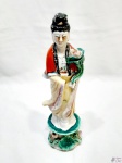 Escultura de gueixa em porcelana com policromia. Medindo 30,5cm de altura.