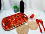 Lote diverso, composto de bandeja, par de talheres de salada, garrafa térmica, etc. Medindo a bandeja 52,5cm x 33,5cm x 4cm de altura.