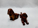 2 Esculturas de cachorros em metal cobreado. Medindo o maior 11cm de altura