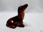Escultura de cachorro sentado em metal cobreado. Medindo 14,5cm de altura