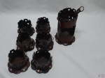 Jogo de 6 suportes de copo e 1 suporte de garrafa em couro. Medindo o suporte de copo 7cm de diâmetro de boca x 7cm de altura e a garrafa 9,5cm de diâmetro de boca x 17,5cm de altura.