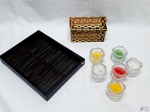 Lote composto de bandeja em madeira, caixa em madeira e 6 castiçais em vidro com velas coloridas. Medindo a bandeja 26cm x 20cm x 3,5cm de altura.