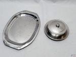 Manteigueira e bandeja em aço inox. Medindo a bandeja 26cm x 19cm.