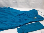 Vestido Azul de Festas Target. Peça em ótimo estado, de alcinhas finas, com fenda e acompanha uma echarpe do mesmo tecido. TAM: G