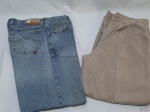 Lote de 2 Calças masculina. Sendo 1 Jeans e a outra de algodão. Peças em ótimo estado, apenas com marcas de guardado. Ambas TAM: 44