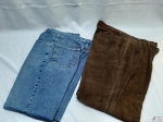 Lote de 2 Calças masculina. Sendo 1 Jeans e a outra de algodão. Peças em ótimo estado, apenas com marcas de guardado. Ambas TAM: 44