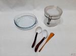 Lote composto de pote em plástico duro com tampa hermética, pequeno pirex redondo, 2 colheres de concha e 1 espátula de pastas. Medindo o pote 13cm de diâmetro x 12,5cm de altura.
