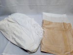 Protetor para Colchão e saia para cama Queen. Peças em ótimo estado de conservação, com apenas algumas marcas de guardado. Saia de 200 cm X 160 cm X 43 cm de altura.