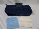 Lote composto de guardanapos, mala de bordo e taça flute da cia aérea Varig.