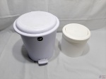 Lote de 2 latas de lixo em plástico duro. Medindo a maior 27,5cm de diâmetro x 30cm de altura.