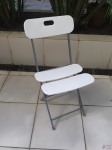 Cadeira dobrável em plástico duro com armação em ferro. Medindo 34cm x 43cm o assento x 80cm de altura do encosto.