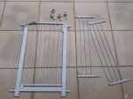 Portão para pet em metal esmaltado, acompanha 2 extensores. Medindo o portão 87cm de altura x 60cm de largura e os extensores 24cm de largura.