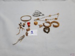 Lote de bijuterias diversas, composto de brincos, pingentes, etc.