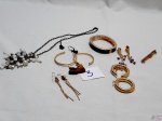 Lote de bijuterias diversas, composto de brincos, pulseira, etc.
