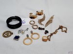 Lote de bijuterias diversas, composto de brincos, pulseira, etc.