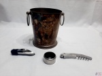 Lote composto de balde de gelo em prata 90, saca rolha, dosador e argola para garrafa. Medindo o balde 14cm de altura. Balde com desgaste no banho.
