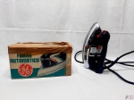 Ferro de passar roupas da marca General Electric, modelo VFA-10, 110v60Hz - 1000w. Funcionando, na caixa original.