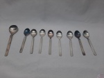 Jogo de 8 colheres de café e 1 colher de açucareiro em prata 90 Wolff. Medindo a colher de açucareiro 14,5cm de comprimento e as de café 12cm de comprimento.
